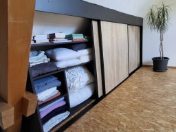 Meuble à portes coulissantes